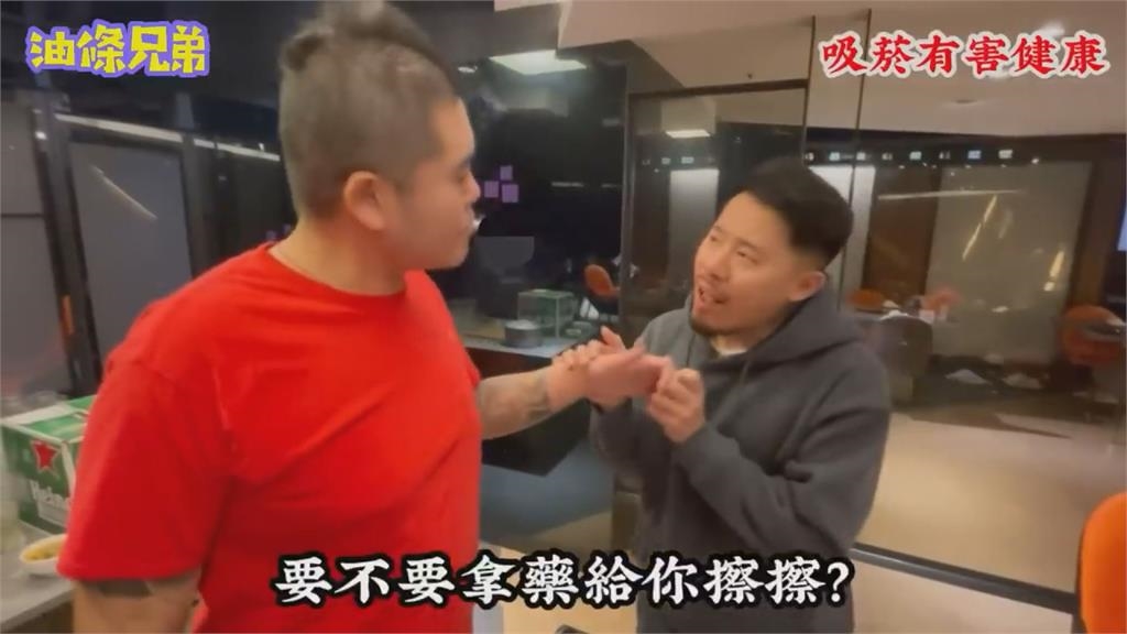 慫了！囂張奧客刁難餐廳女服務生　見8+9店員「態度反轉」網看傻