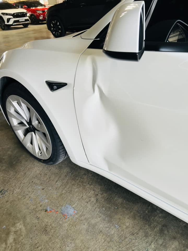 台中海線風＝特斯拉殺手？女車主「開門拉不住」車門竟被吹凹了