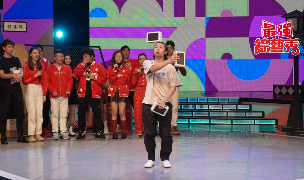 《最強綜藝秀》瓜哥挑戰用臉夾磚挑戰賽  專注的模樣竟成「阿公帶孫子」？！