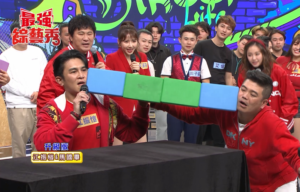 《最強綜藝秀》瓜哥挑戰用臉夾磚挑戰賽  專注的模樣竟成「阿公帶孫子」？！