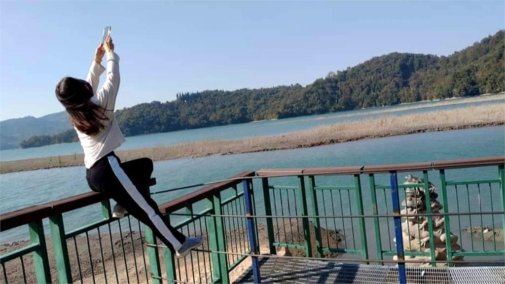 搶拍明潭九蛙亂象多　民眾上演鐵達尼、化身蜘蛛人攀護欄