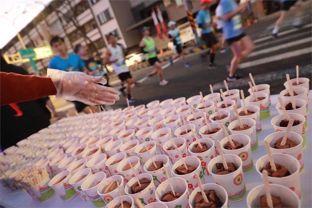 快新聞／台南古都馬拉松「跑完會胖！」　超澎湃補給站跑者大瞌豬腳、烤雞　