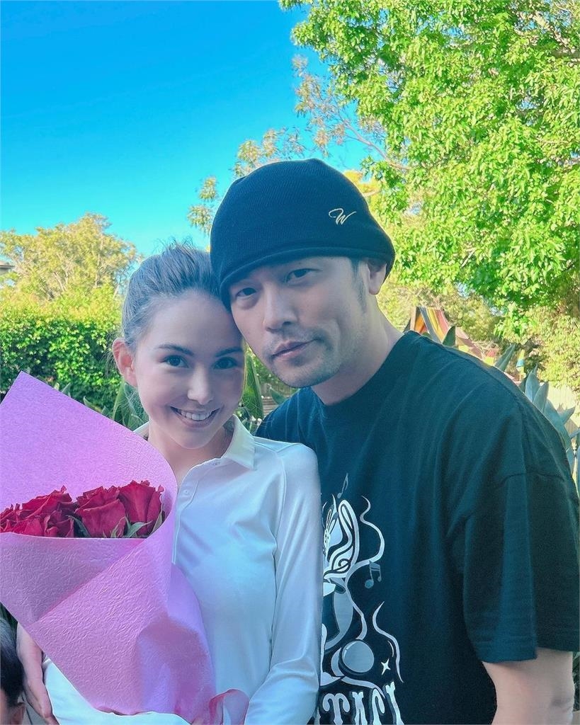 昆凌「素顏搭機」沒在怕！3寶媽超真實「近距離自拍」震撼200萬粉