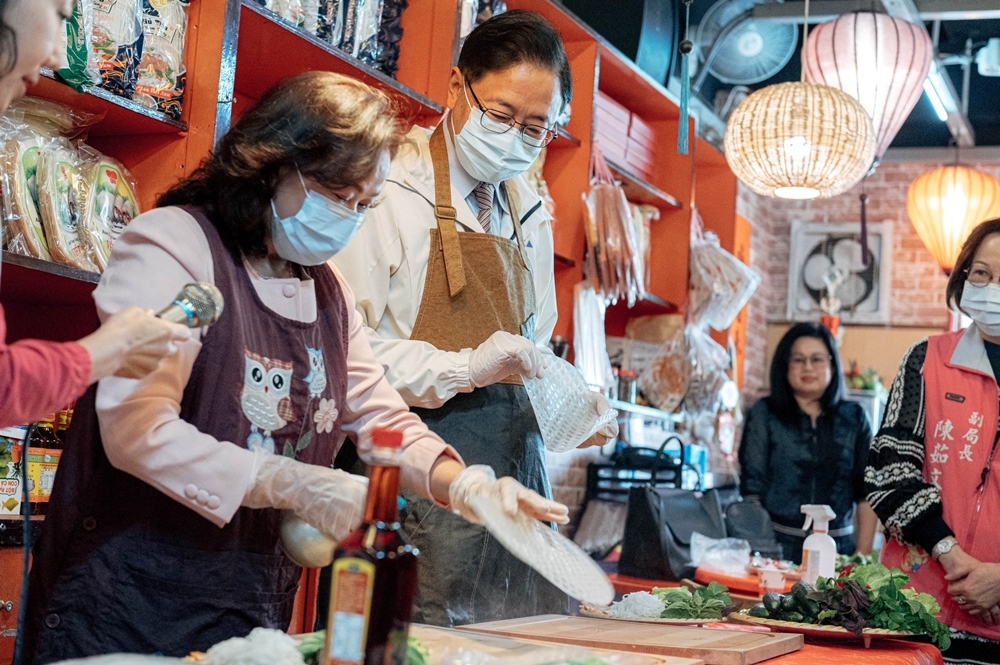 國際婦女節！張善政體驗手做生春捲  年底前落實3項「新住民政見」