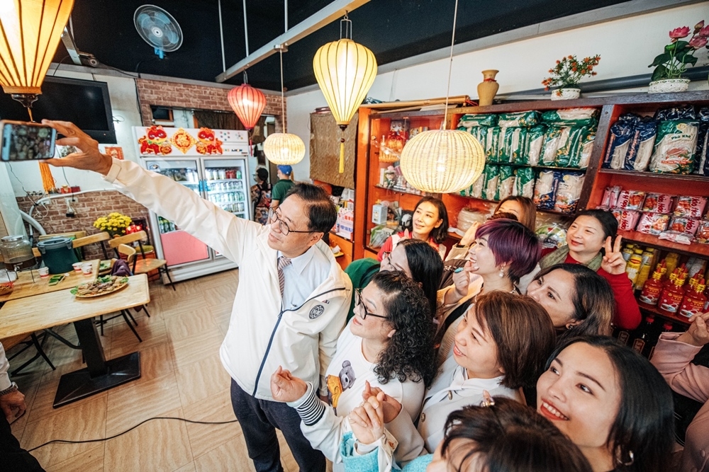 國際婦女節！張善政體驗手做生春捲  年底前落實3項「新住民政見」