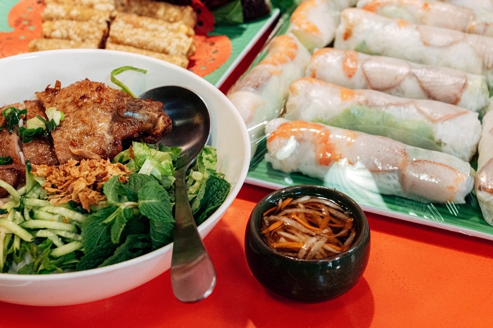 國際婦女節！張善政體驗手做生春捲  年底前落實3項「新住民政見」