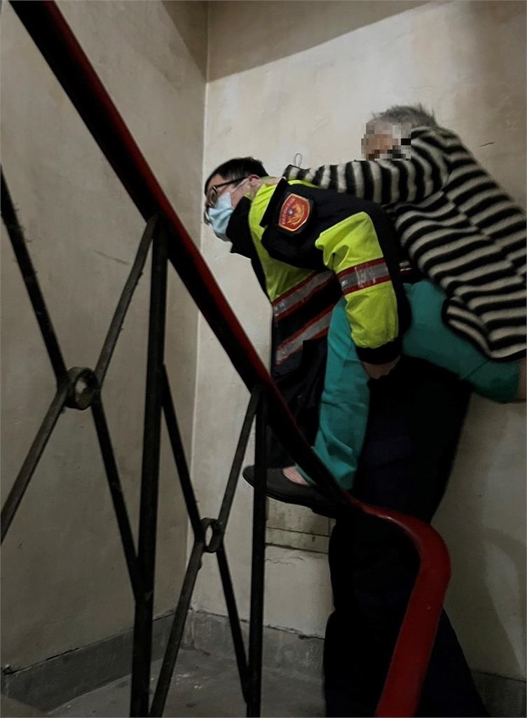 老婦無力癱坐騎樓「突失禁」!善良警揹5樓送回家「暖回1句」惹哭網