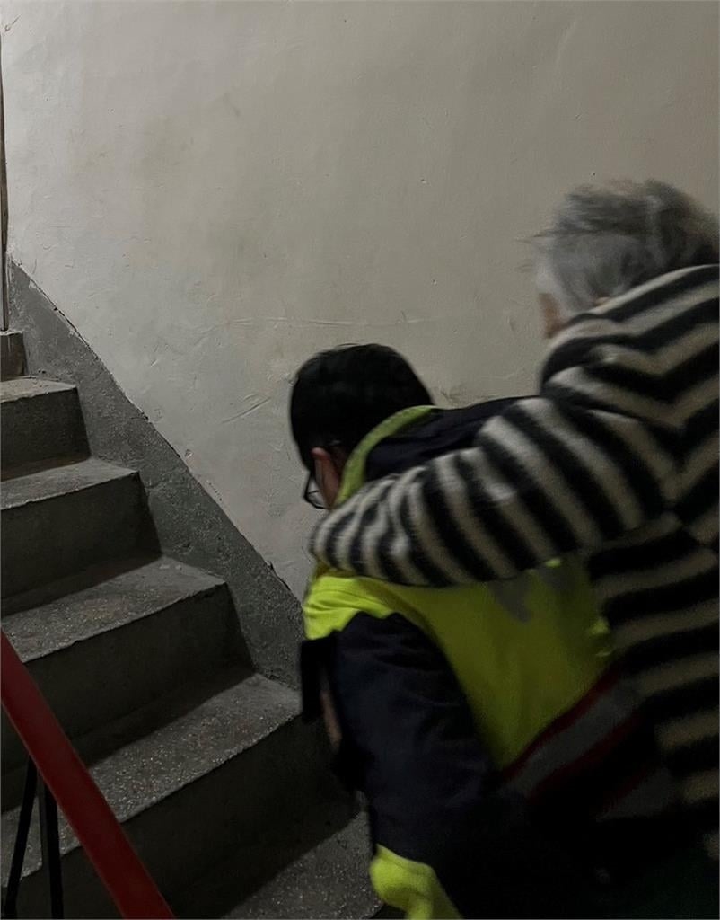 老婦無力癱坐騎樓「突失禁」!善良警揹5樓送回家「暖回1句」惹哭網