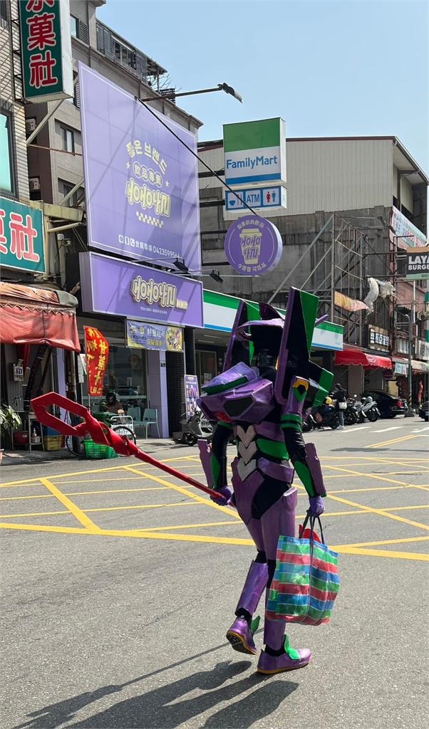 真嗣入境隨俗！初號機本土新武裝「台灣LV」衝擊萬網：買菜補完計劃