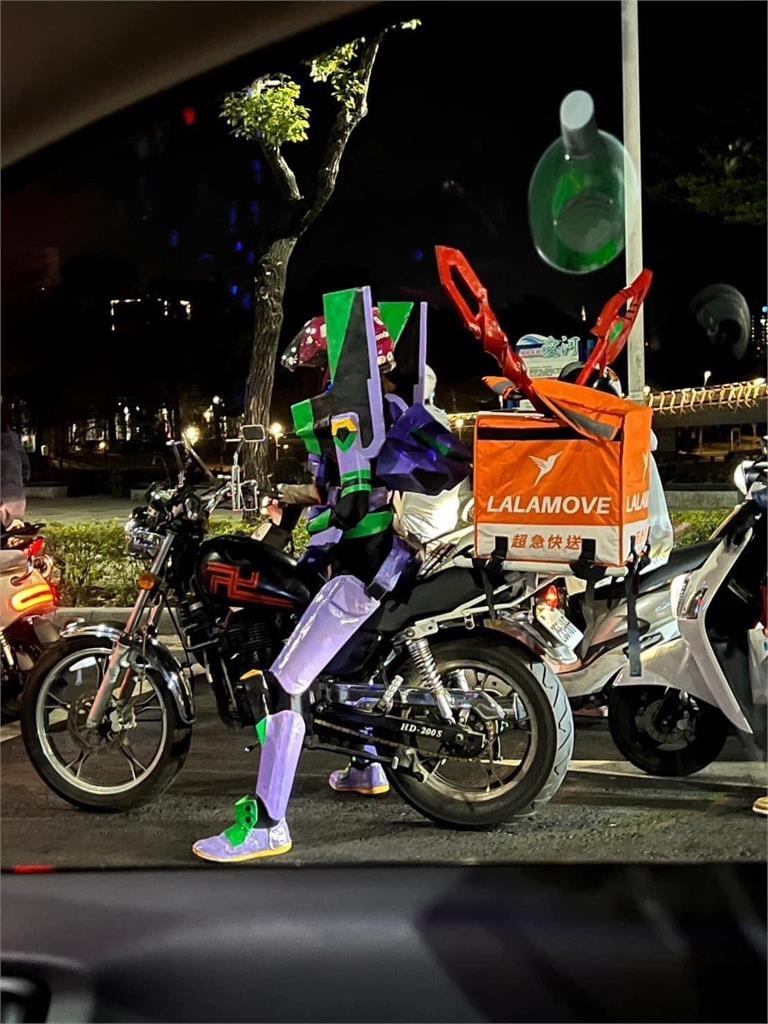 真嗣入境隨俗！初號機本土新武裝「台灣LV」衝擊萬網：買菜補完計劃