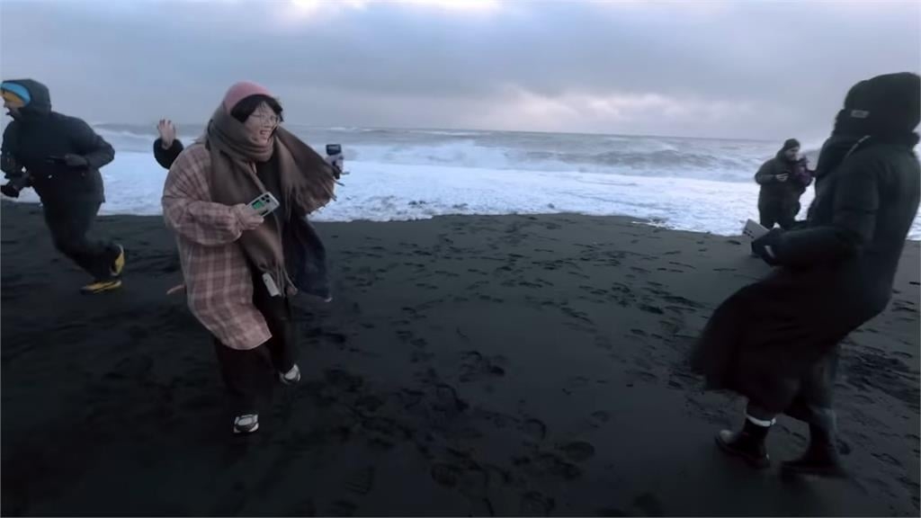 大馬網紅遊冰島意外弄丟相機!女友幫忙尋回後1動作讓網傻眼