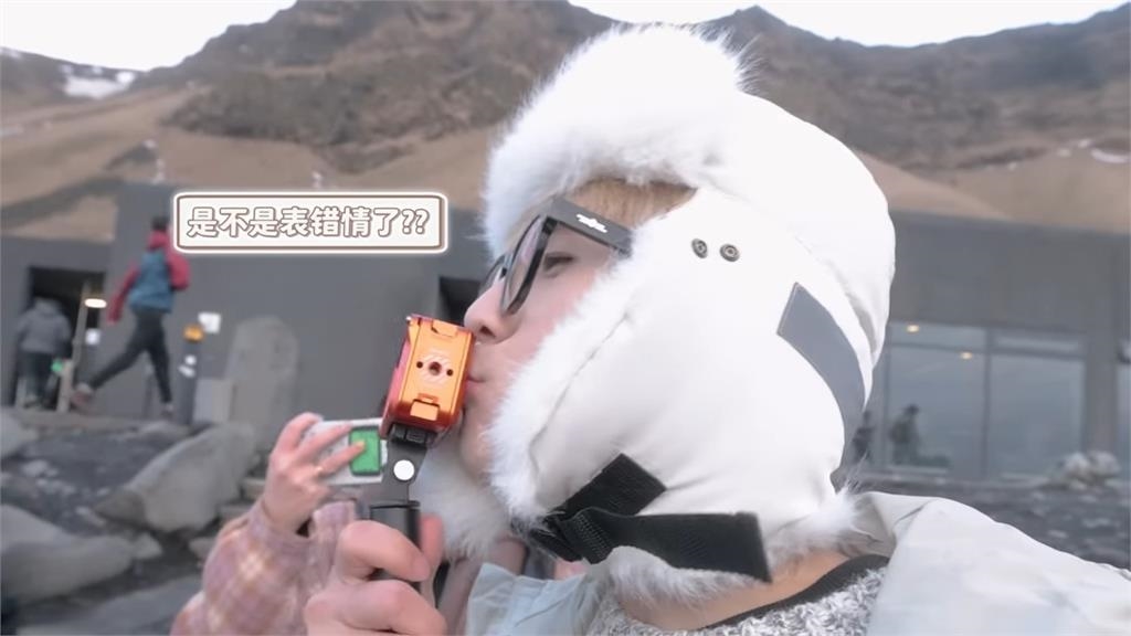 大馬網紅遊冰島意外弄丟相機!女友幫忙尋回後1動作讓網傻眼