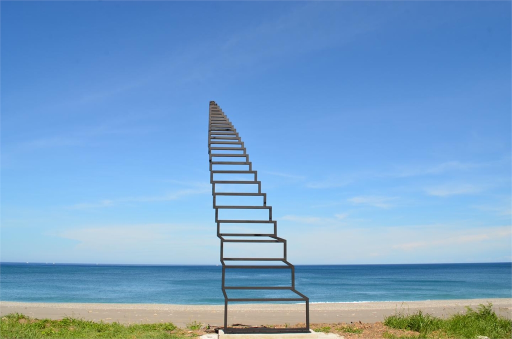 講不聽！台東「天堂階梯」斷裂倒塌　女遊客違規硬爬慘摔