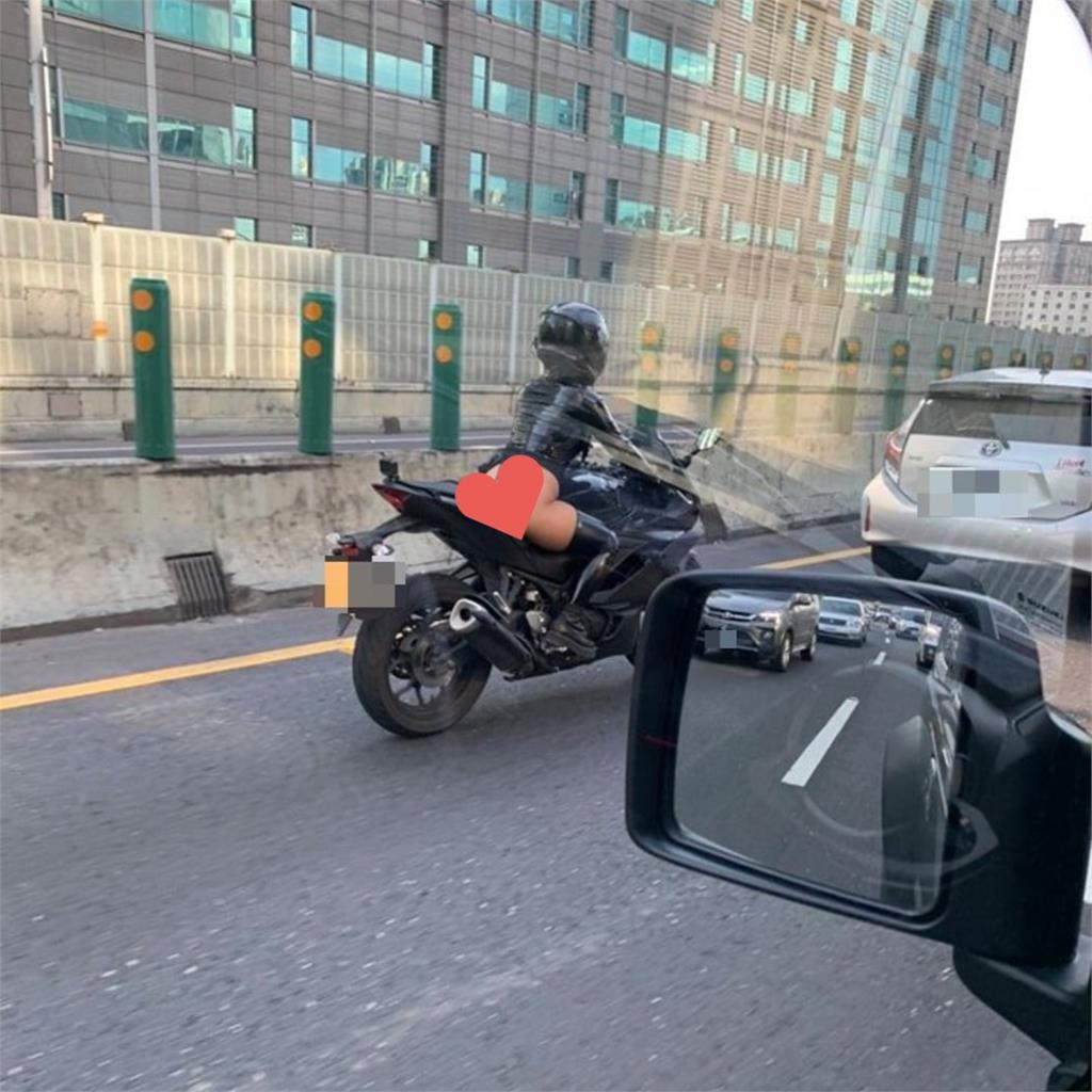 邪惡重機妹騎車穿超辣！下半身「只靠1條線支撐」網嗨：想當她椅墊