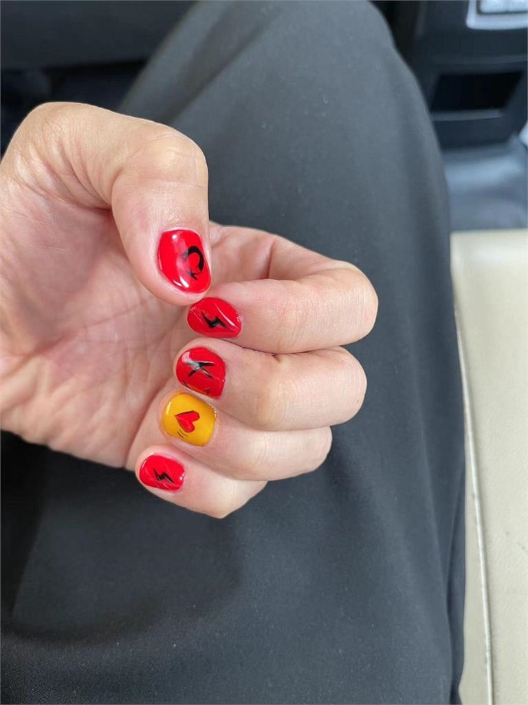 吳克群迷上做美甲！賣萌拍照「一發不可收拾」　粉絲笑歪：不敢相信