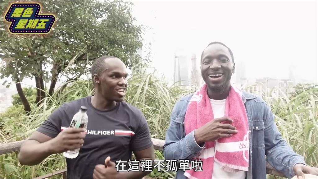 非洲型男領外國友人台北一日遊!吃「台式熱炒」險讓14年友情破裂