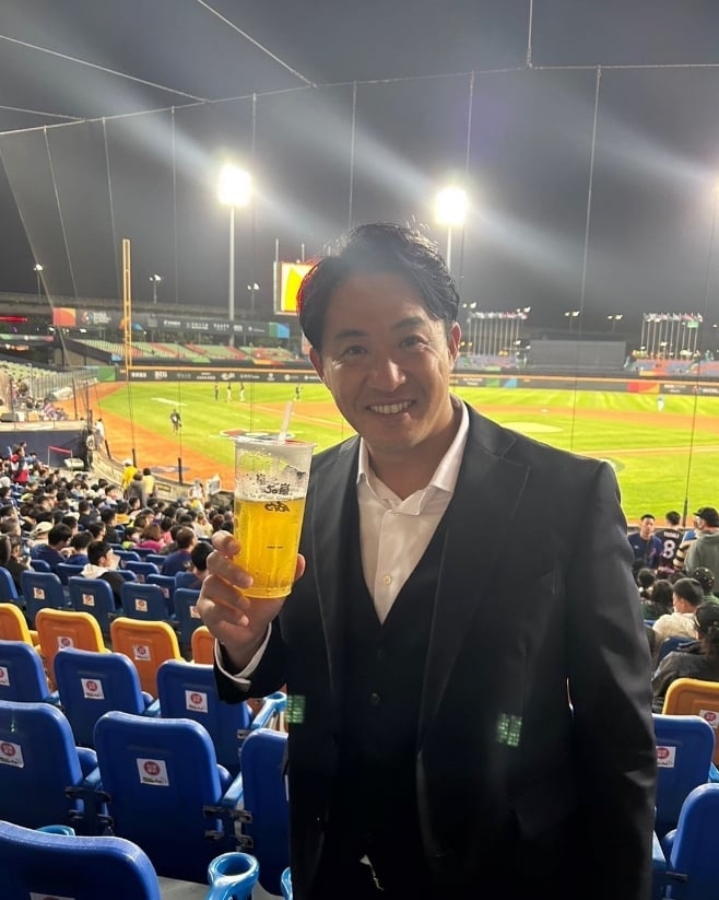 老闆來視察了!前日職球星五十嵐來台「喝50嵐」 同框畫面千人朝聖