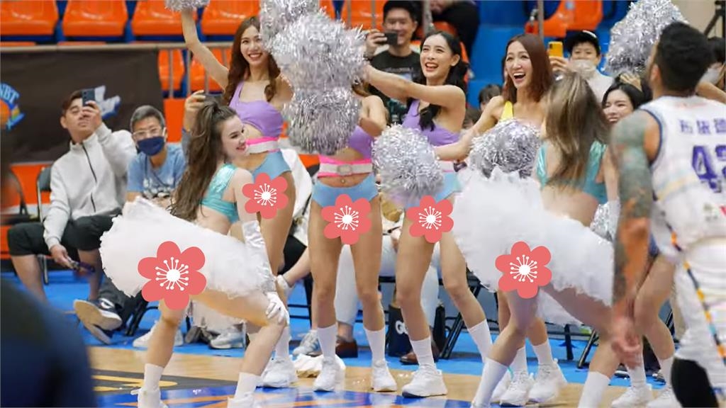 啦啦隊干擾出新招！前後狂搖「蓬裙炸花」底褲全外露　球員罰球又沒進