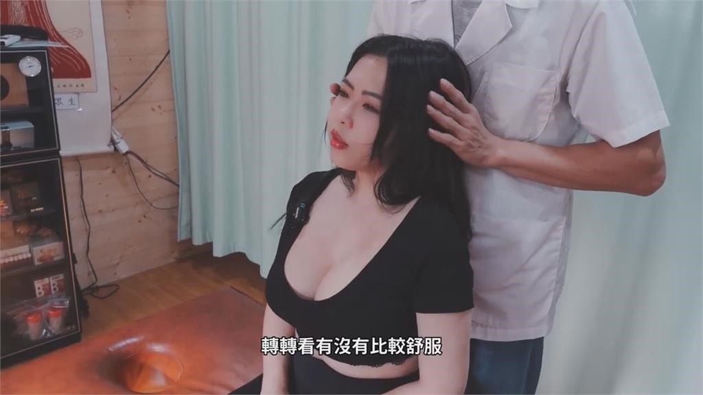 火辣教師穿「露腰大U裝」按摩 邪惡視角全曝光網笑:難怪師傅要戴墨鏡
