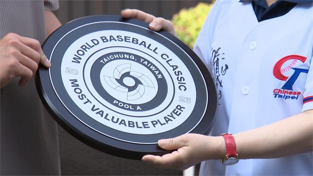 張育成揭密「招牌敬禮手勢」　盧秀燕送「襪子」祝福