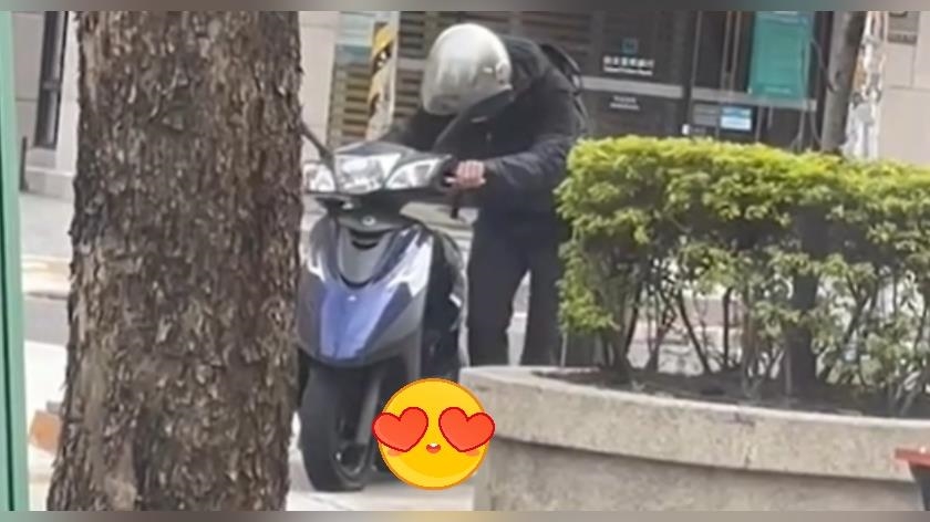機車發不動…阿伯狂踩「踩發桿」網一看秒噴笑:不忍心拆穿 機車發不動…阿伯狂踩「踩發桿」網一看秒噴笑:不忍心拆穿