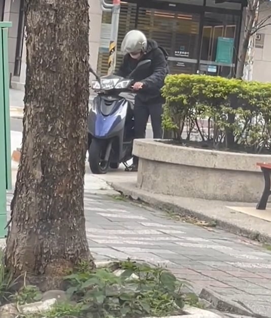 機車發不動…阿伯狂踩「踩發桿」網一看秒噴笑:不忍心拆穿