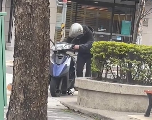 機車發不動…阿伯狂踩「踩發桿」網一看秒噴笑:不忍心拆穿