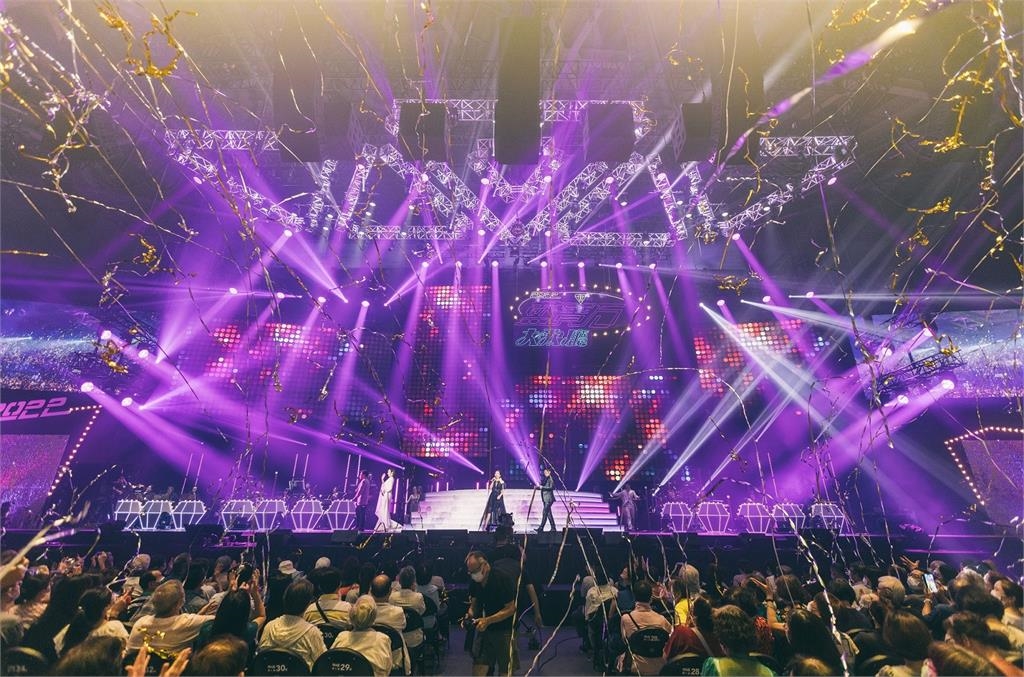 「藍寶石林青霞」超水嫩照流出！72歲澎澎自曝「氣質歌手」：迷倒眾生