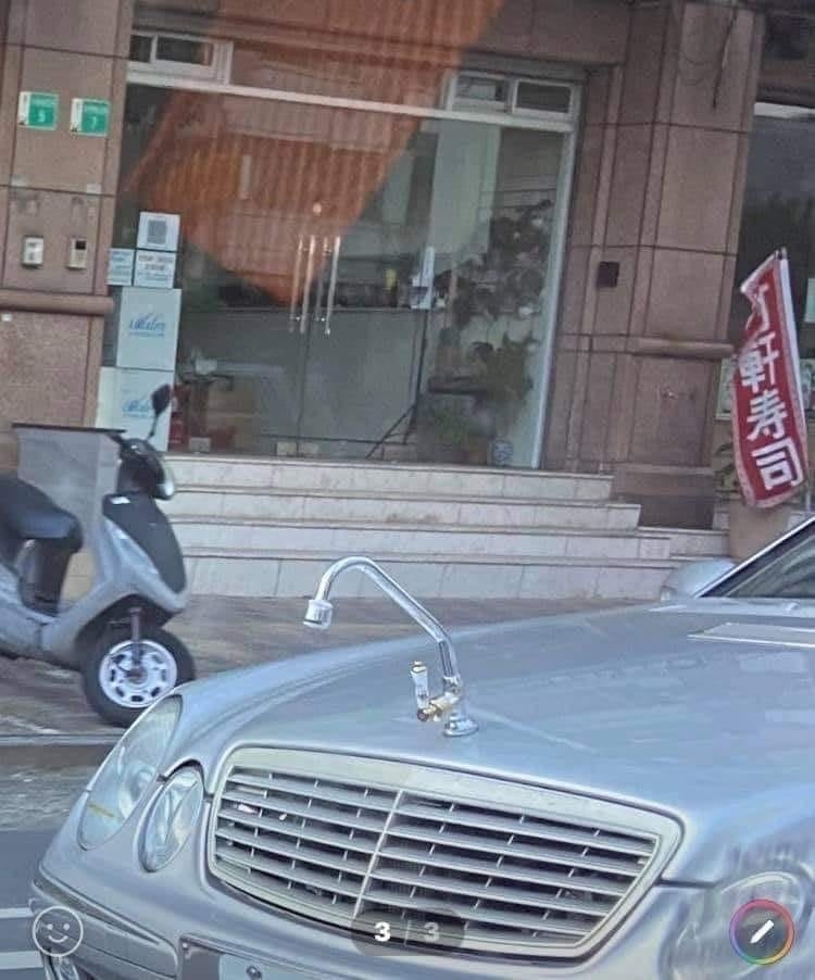 賓士Logo慘被拔！車主「神創意新造型」吸7千人笑翻：機油喝到飽嗎？