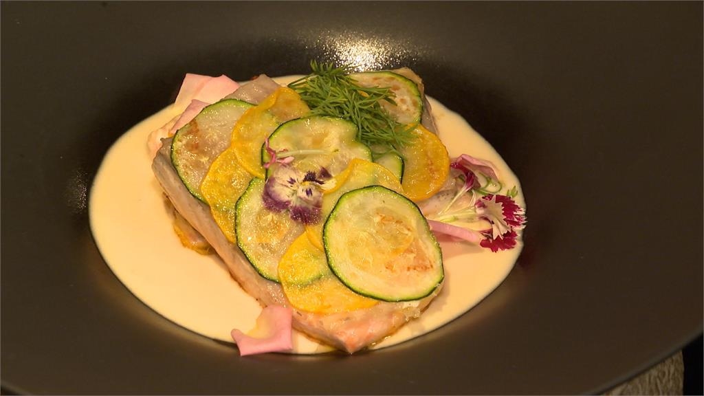 滿滿春天色彩融入料理 蒙布朗擠花、香煎鮭魚迎接春天