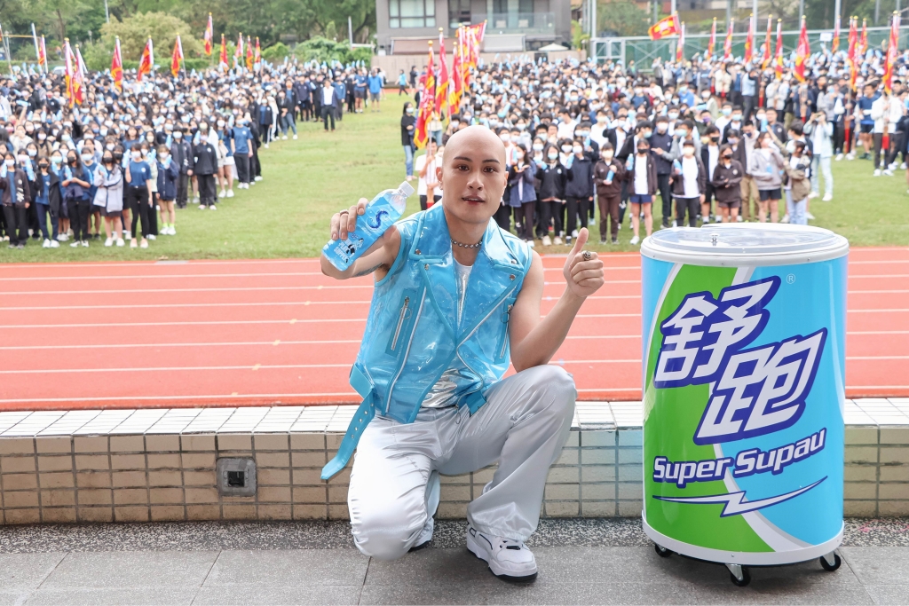 黃宣現身母校喊荒謬!親吐高中為音樂 老師都叫我不要來學校!