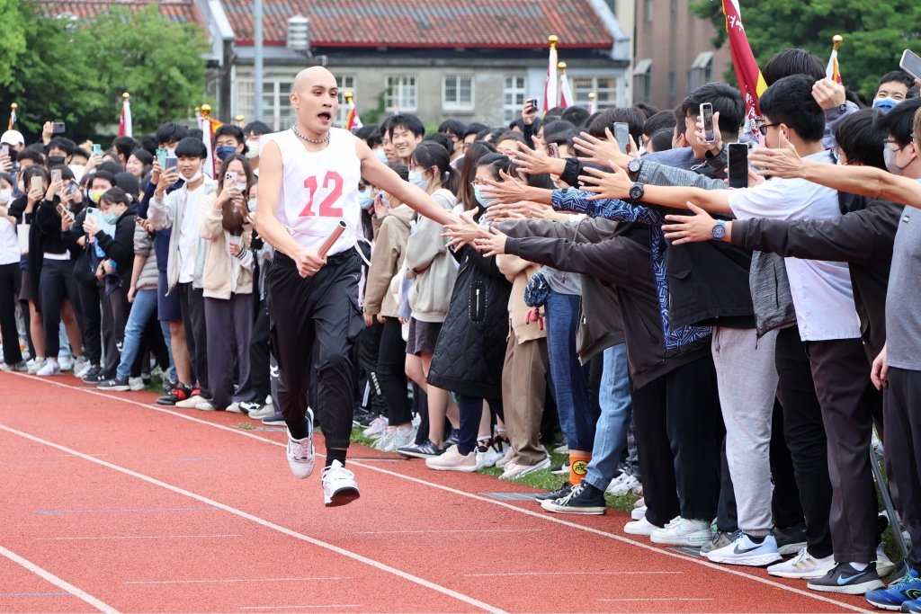 黃宣現身母校喊荒謬!親吐高中為音樂 老師都叫我不要來學校!