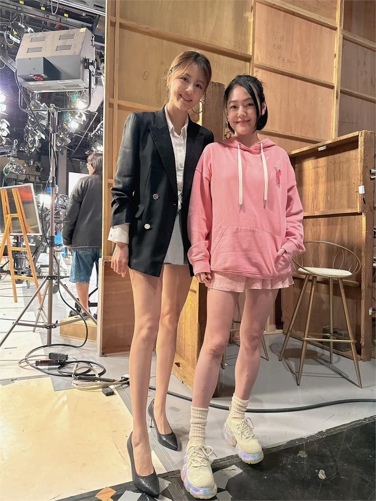 嚴立婷高衩泳衣「上下全失守」!一轉身炸出「微笑線」萬人瘋看:比腿還狂