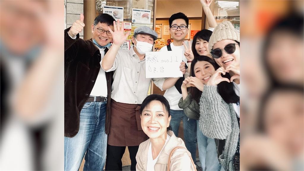 台日友好!她出遊日本遇超熱情阿伯 瘋狂「示愛台灣」激動寫立牌感動網