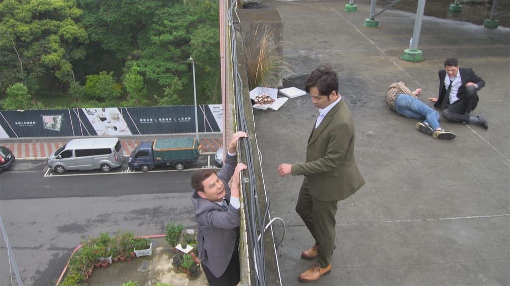 反派最終結局?倪齊民《市井豪門》慘掛天台 「只靠2繩支撐」驚險畫面曝