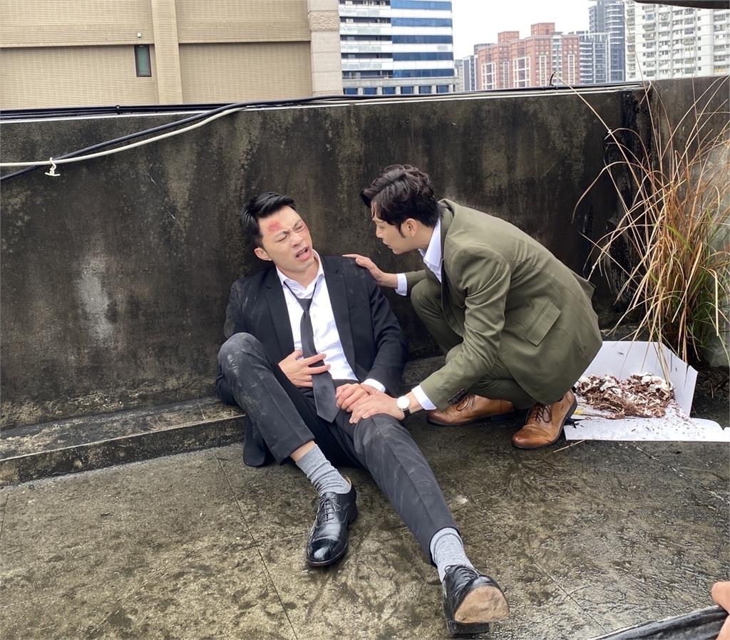 反派最終結局?倪齊民《市井豪門》慘掛天台 「只靠2繩支撐」驚險畫面曝