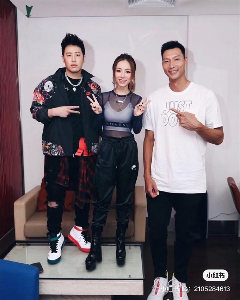 鄧紫棋官方身高偷灌水?真實0修圖「目測140公分」哈比人畫面震撼網