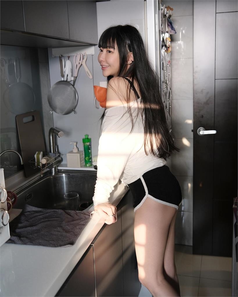 梓梓搬新家貼「黑肩帶自拍」!放送2處超唯美掀網暴動