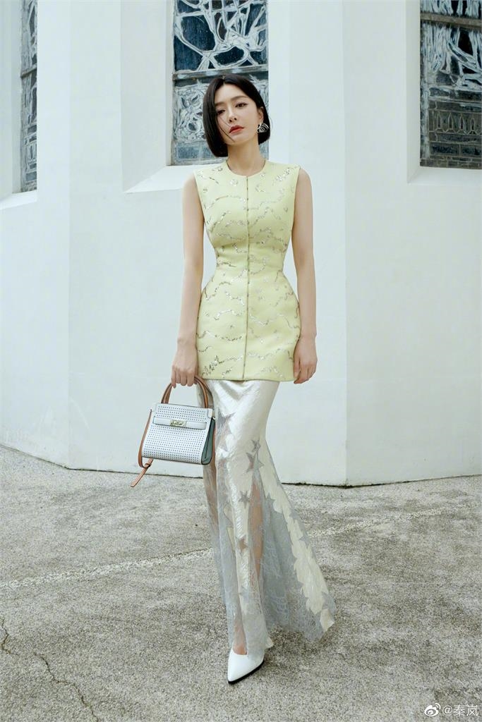 43歲「最美皇后」秦嵐秀不科學身材！超狂螞蟻腰網看呆：是仙女