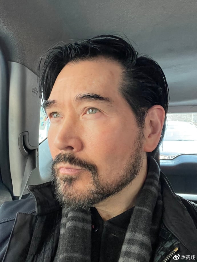 甩開劉文正烏龍死訊！62歲費翔曬「憂鬱眼神照」驚人近況曝光