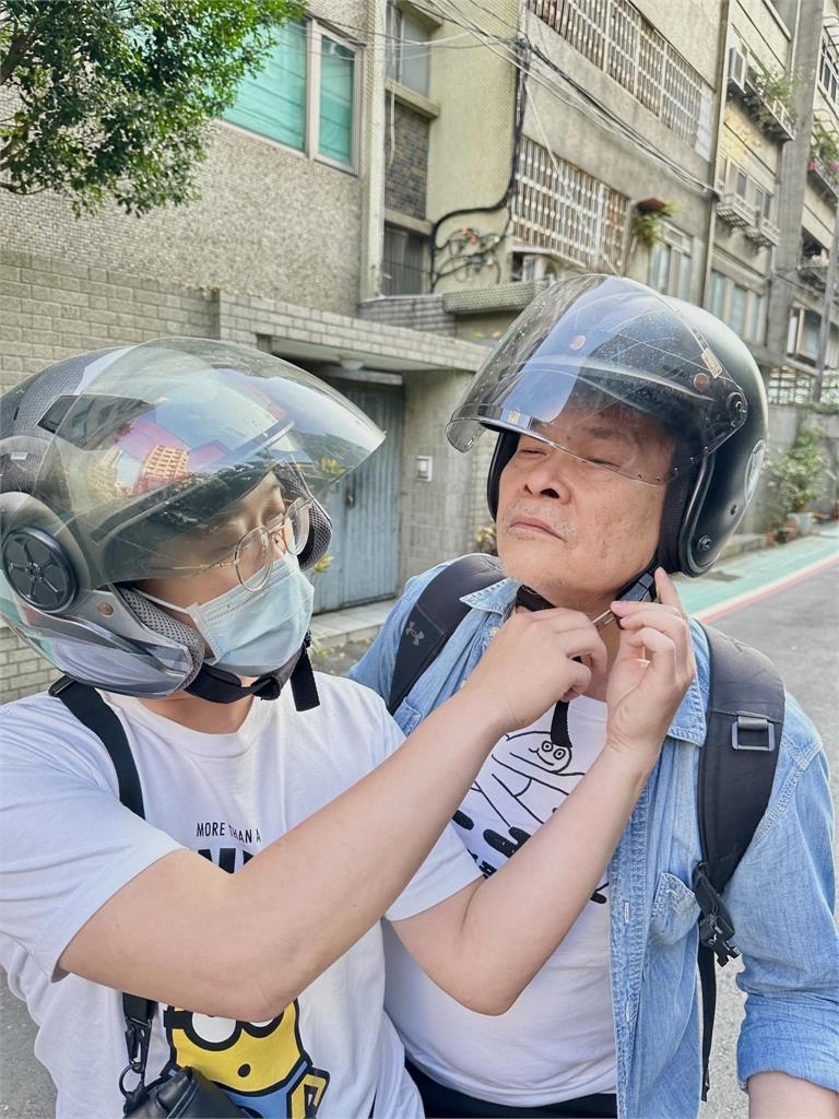 明星父子騎機車送泡菜!澎恰恰:創業全靠兒子心疼他成「負二代」