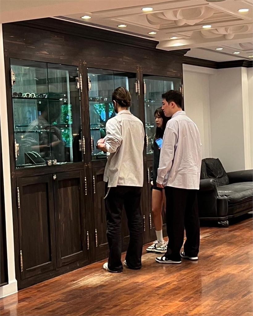 逛街買到一半驚見Jennie站旁邊!她樂翻多花好幾萬:快不能呼吸了