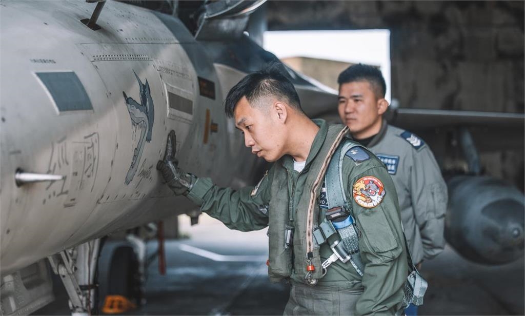 嘲諷意味十足!飛官臂章「台灣黑熊痛扁小熊維尼」熱賣 老闆說話了