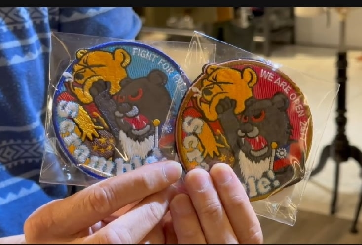 嘲諷意味十足!飛官臂章「台灣黑熊痛扁小熊維尼」熱賣 老闆說話了