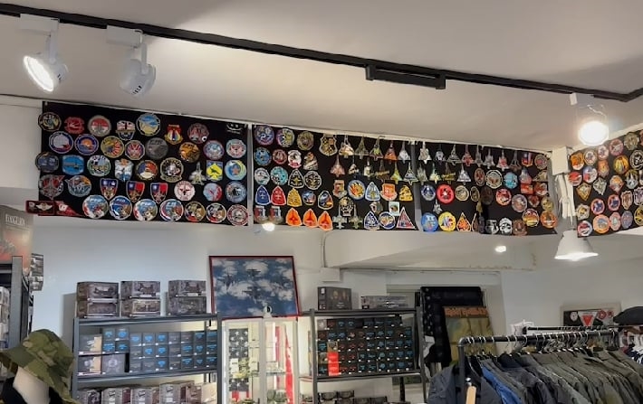 嘲諷意味十足!飛官臂章「台灣黑熊痛扁小熊維尼」熱賣 老闆說話了