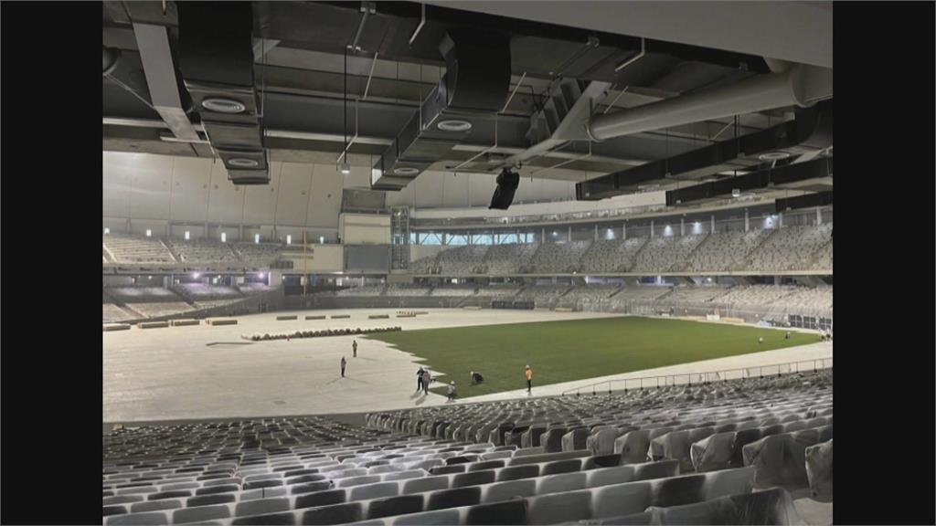 拚年底開打第一場球賽　大巨蛋「水泥地鋪人工草皮」掀安全論戰