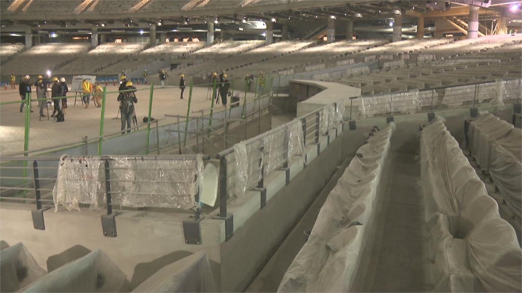 拚年底開打第一場球賽　大巨蛋「水泥地鋪人工草皮」掀安全論戰