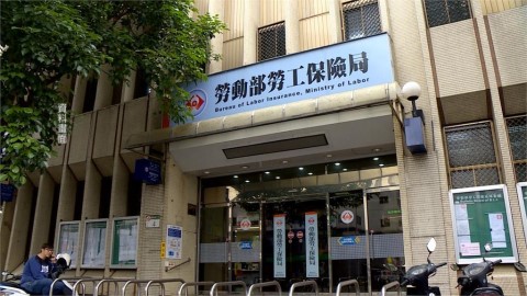 勞保繳24年「55歲身故」卻領不到半毛　多做「1件事」遺屬領到老