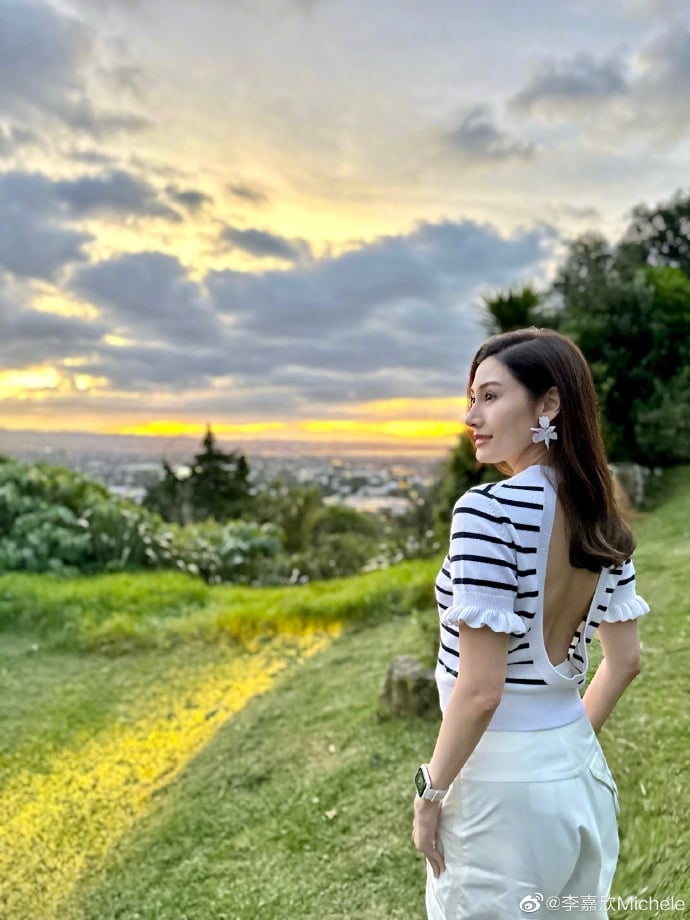 52歲「最美港姐」李嘉欣太敢穿!「露背殺」火辣現蹤網讚:天仙下凡