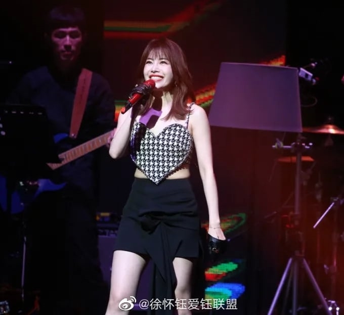 徐懷鈺太扯了！「愛心布」遮春光誠意滿出來　45歲辣爆開唱震撼全場